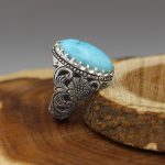 انگشتر فیروزه نیشابوری دست ساز نقره مردانه طرح قلم زنی فاخر هادی - Image 2