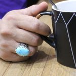 انگشتر فیروزه نیشابوری دست ساز نقره مردانه طرح قلم زنی فاخر هادی - Image 4