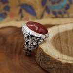 انگشتر عقیق سرخ یمنی نقره مردانه دست ساز طرح قلم زنی مینیاتوری جواد - Image 2