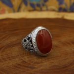 انگشتر عقیق سرخ یمنی نقره مردانه دست ساز طرح قلم زنی مینیاتوری جواد - Image 3