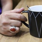 انگشتر عقیق سرخ یمنی نقره مردانه دست ساز طرح قلم زنی مینیاتوری جواد - Image 4