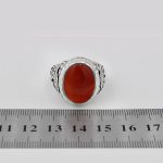 انگشتر عقیق سرخ یمنی نقره مردانه دست ساز طرح قلم زنی روزبه - Image 4