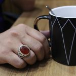 انگشتر عقیق سرخ یمنی نقره مردانه دست ساز طرح قلم زنی روزبه - Image 5