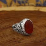 انگشتر عقیق سرخ یمنی نقره مردانه دست ساز طرح قلم زنی روزبه - Image 3