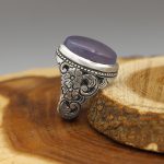 انگشتر عقیق کبود یمنی نقره مردانه دست ساز طرح قلم زنی پویا - Image 2