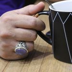 انگشتر عقیق کبود یمنی نقره مردانه دست ساز طرح قلم زنی پویا - Image 5