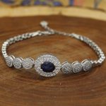 دستبند یاقوت کبود الماس تراش نقره زنانه طرح لاله - Image 3