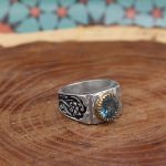 انگشتر توپاز الماس تراش نقره مردانه دست ساز طرح قلم زنی پارسا - Image 2