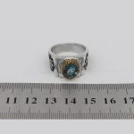 انگشتر توپاز الماس تراش نقره مردانه دست ساز طرح قلم زنی پارسا - Image 4