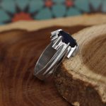 انگشتر یاقوت کبود الماس تراش نقره مردانه دست ساز طرح سیاوش - Image 2