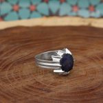 انگشتر یاقوت کبود الماس تراش نقره مردانه دست ساز طرح سیاوش - Image 3