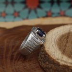 انگشتر یاقوت کبود الماس تراش نقره مردانه دست ساز طرح میثم - Image 3