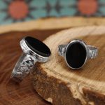 انگشتر ست زنانه و مردانه عقیق مشکی نقره دست ساز طرح آیینه کاری محتشم + حرز امام جواد (ع) - Image 2