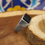 انگشتر عقیق مشکی نقره دست ساز مردانه طرح فریبرز + حرز امام جواد (ع) - Image 2