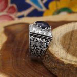 انگشتر یاقوت کبود الماس تراش نقره مردانه دست ساز طرح حافظ - Image 2