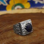 انگشتر یاقوت کبود الماس تراش نقره مردانه دست ساز طرح حافظ - Image 3