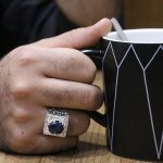 انگشتر یاقوت کبود الماس تراش نقره مردانه دست ساز طرح حافظ - Image 4