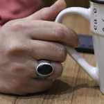 انگشتر گارنت نقره مردانه دست ساز طرح قلم زنی داوود - Image 5