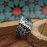 انگشتر توپاز الماس تراش نقره مردانه دست ساز طرح قلم زنی آراد - Image 3