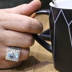 انگشتر توپاز الماس تراش نقره مردانه دست ساز طرح قلم زنی آراد - Image 5
