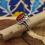 انگشتر عقیق سرخ یمنی نقره مردانه طرح هرمز - Image 2