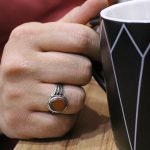 انگشتر عقیق سرخ یمنی نقره مردانه طرح سپنتا - Image 4