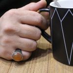 انگشتر عقیق سرخ یمنی نقره مردانه طرح اسفند - Image 4