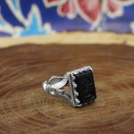 انگشتر عقیق مشکی نقره مردانه طرح علمدار + حکاکی - Image 3