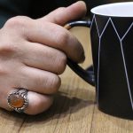 انگشتر عقیق سرخ یمنی نقره مردانه طرح دامون - Image 4