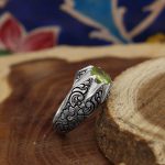 انگشتر زبرجد الماس تراش نقره مردانه دست ساز طرح قلم زنی مهراد - Image 2