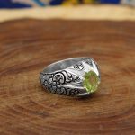 انگشتر زبرجد الماس تراش نقره مردانه دست ساز طرح قلم زنی مهراد - Image 3