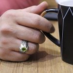 انگشتر زبرجد الماس تراش نقره مردانه دست ساز طرح قلم زنی پاشا - Image 4