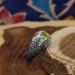 انگشتر زبرجد الماس تراش نقره مردانه دست ساز طرح قلم زنی پاشا - Image 3