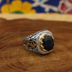 انگشتر یاقوت کبود الماس تراش نقره مردانه طرح پویا - Image 3