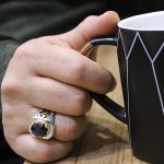 انگشتر یاقوت کبود الماس تراش نقره مردانه طرح پویا - Image 4