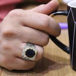 انگشتر یاقوت کبود الماس تراش نقره مردانه دست ساز طرح کارون - Image 4