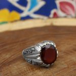 انگشتر گارنت نقره مردانه دست ساز طرح قلم زنی برسا - Image 2