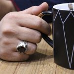 انگشتر گارنت نقره مردانه دست ساز طرح قلم زنی برسا - Image 4