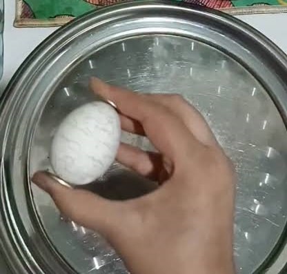 طریقه شکستن تخم مرغ برای چشم و نظر