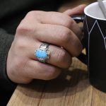 انگشتر فیروزه نیشابوری نقره مردانه دست ساز طرح دادبان - Image 4