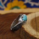 انگشتر فیروزه نیشابوری نقره مردانه دست ساز طرح قلم زنی پژمان - Image 2