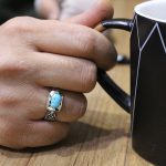 انگشتر فیروزه نیشابوری نقره مردانه دست ساز طرح قلم زنی پژمان - Image 4