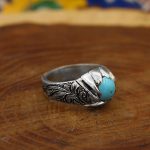 انگشتر فیروزه نیشابوری نقره مردانه دست ساز طرح قلم زنی پاکزاد - Image 2