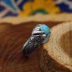 انگشتر فیروزه نیشابوری نقره مردانه دست ساز طرح قلم زنی پاکزاد - Image 3