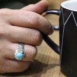 انگشتر فیروزه نیشابوری نقره مردانه دست ساز طرح قلم زنی پاکزاد - Image 5