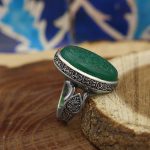 انگشتر عقیق سبز نقره مردانه طرح مظهر + حکاکی یا حسن جان (ع) - Image 3