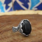 انگشتر عقیق مشکی نقره مردانه طرح آمر - Image 3