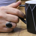 انگشتر عقیق مشکی نقره مردانه طرح آمر - Image 4