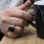 انگشتر عقیق مشکی نقره مردانه طرح آزاد - Image 4