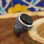 انگشتر عقیق مشکی نقره مردانه دست ساز طرح توکل + حکاکی امن المتوکلون - Image 3